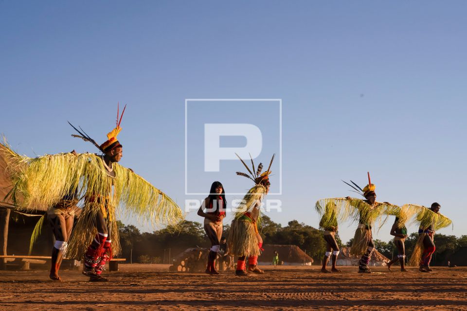 Indígenas Kuikuro da aldeia Ipatse com galhos de palha no ritual do Tawarawana - Parque Indígena do Xingu