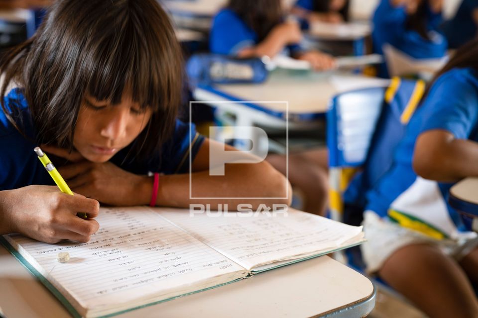 Aluna indígena da etnia Kalapalo durante aula na escola da Aldeia Aiha - Parque Indígena do Xingu.