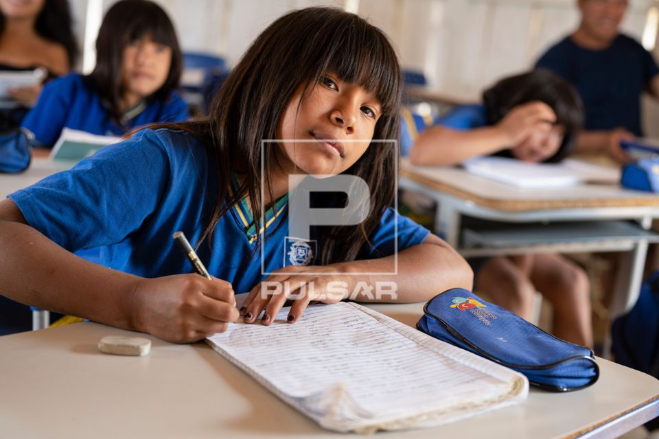 Aluna indígena da etnia Kalapalo durante aula na escola da Aldeia Aiha - Parque Indígena do Xingu.