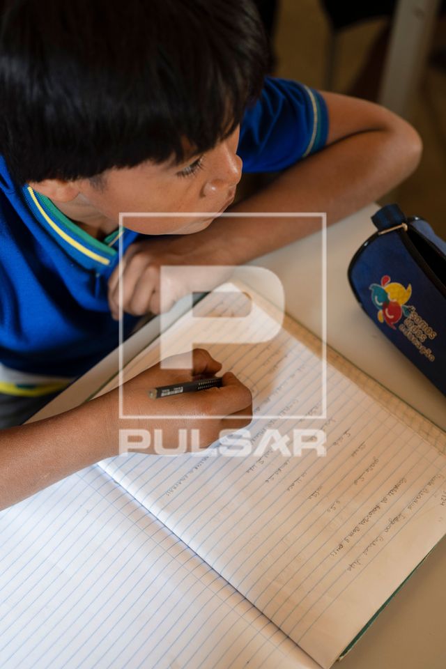 Aluno indígena da etnia Kalapalo durante aula na escola da Aldeia Aiha - Parque Indígena do Xingu.