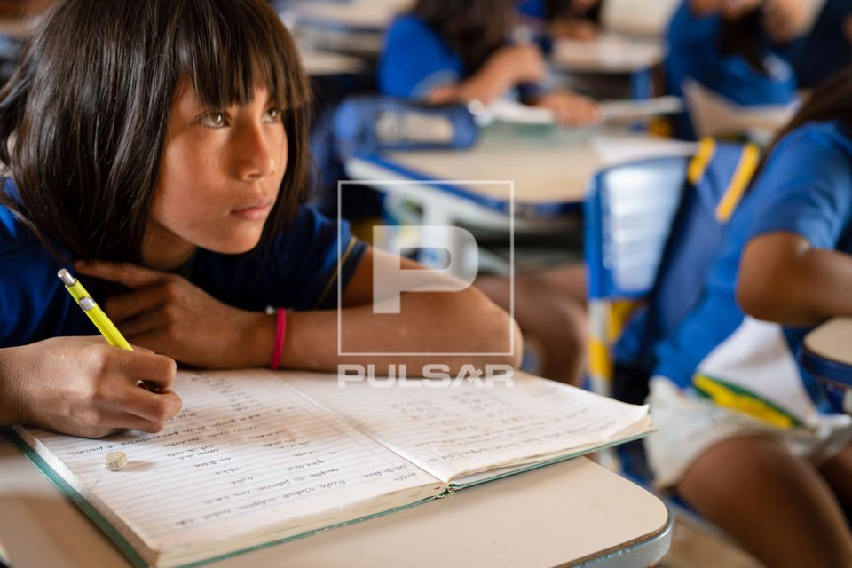 Aluna indígena da etnia Kalapalo durante aula na escola da Aldeia Aiha - Parque Indígena do Xingu.