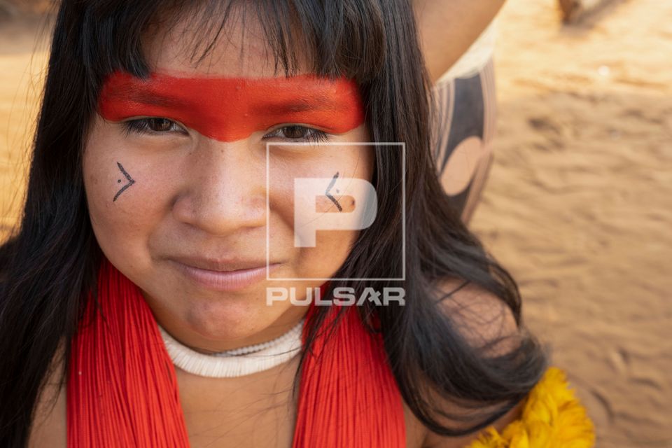 Menina indígena da etnia Kalapalo durante Ritual Feminino Yamurikumã na aldeia Aiha - Parque Indígena do Xi