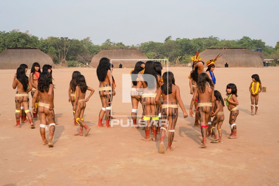 Mulheres indígenas da etnia Kalapalo durante Ritual Feminino Yamurikumã na aldeia Aiha - Parque Indígena do