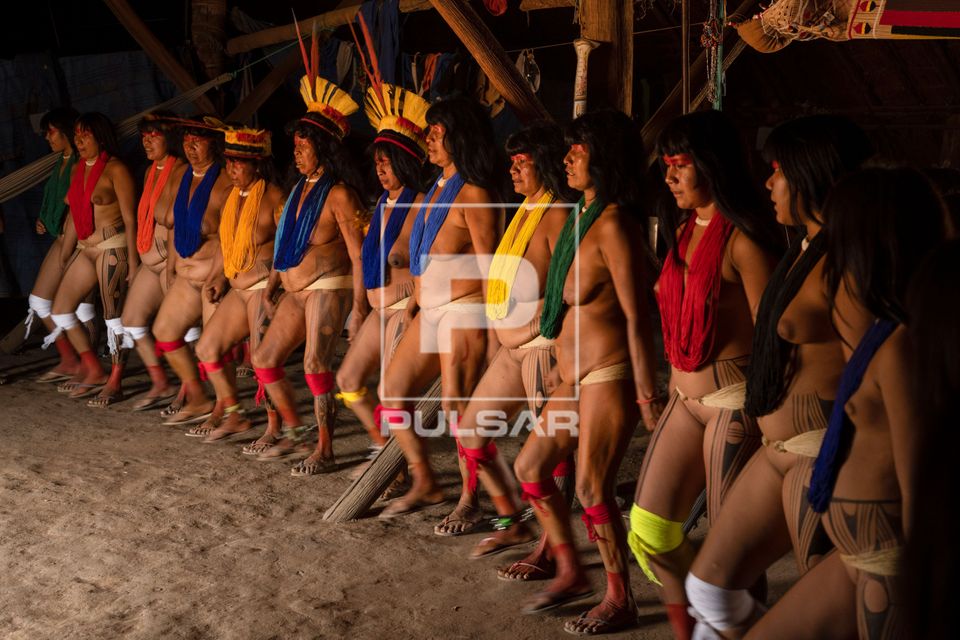 Mulheres indígenas da etnia Kalapalo durante Ritual Feminino Yamurikumã na aldeia Aiha - Parque Indígena do