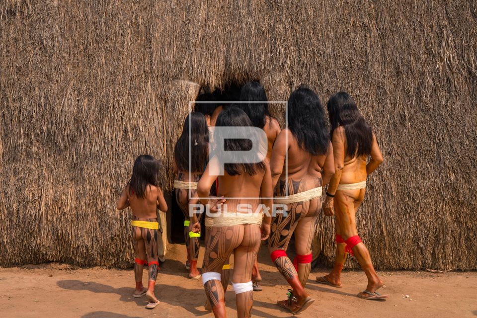 Mulheres indígenas da etnia Kalapalo durante Ritual Feminino Yamurikumã na aldeia Aiha - Parque Indígena do