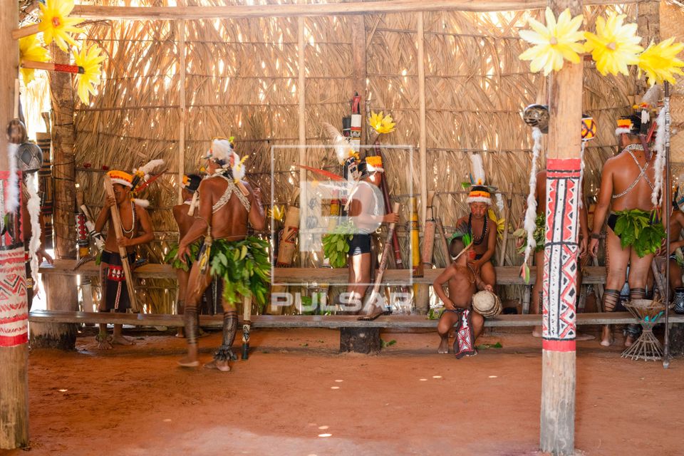 Indígenas da Aldeia Tuyuka Utapinopona - RDS Reserva de Desenvolvimento Sustentável do Tupé - margem do Rio