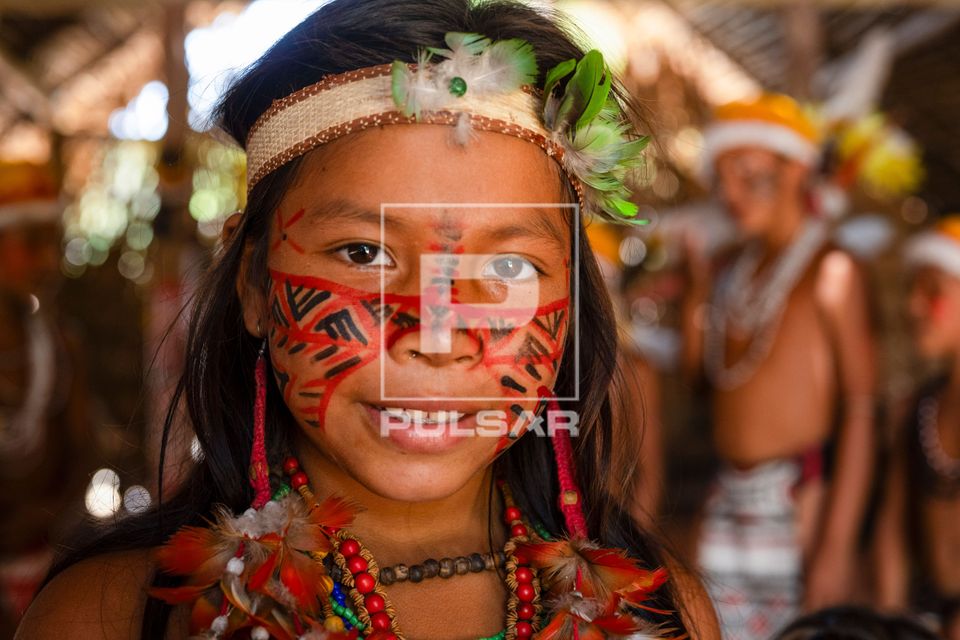 Menina indígena da Aldeia Tuyuka Utapinopona - RDS Reserva de Desenvolvimento Sustentável do Tupé - margem 