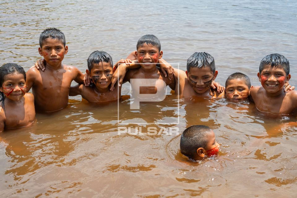 Crianças indígenas da Aldeia Tuyuka Utapinopona no Rio Negro - RDS Reserva de Desenvolvimento Sustentável d