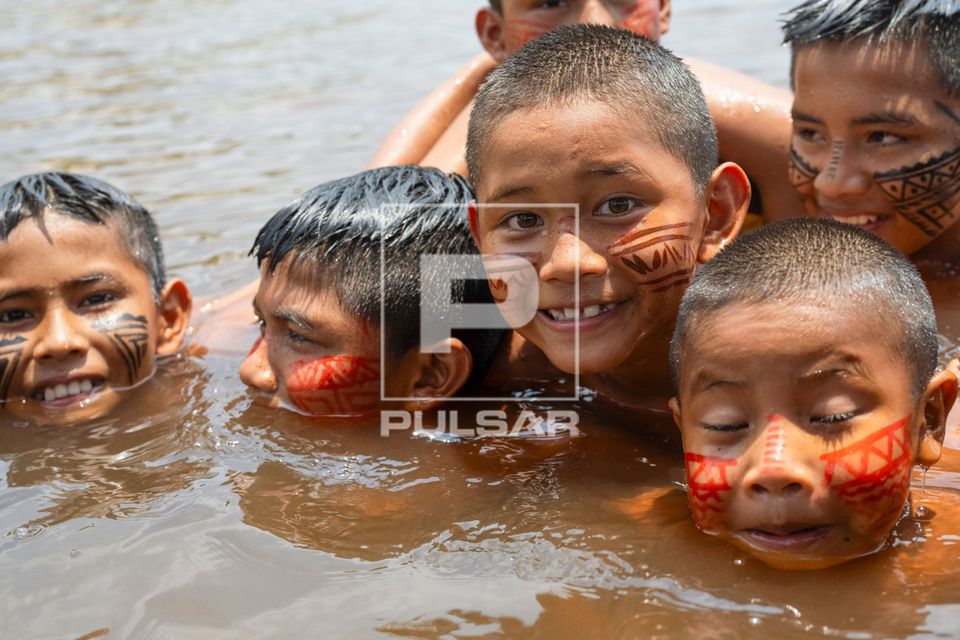 Crianças indígenas da Aldeia Tuyuka Utapinopona no Rio Negro - RDS Reserva de Desenvolvimento Sustentável d