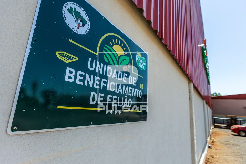 Unidade de beneficiamento de feijão no Complexo Agroindustrial de Grãos da Cooperativa COPACON no Assentamen
