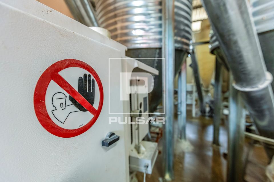 Aviso para não tocar no equipamento na unidade de beneficiamento de milho no Complexo Agroindustrial de Grão