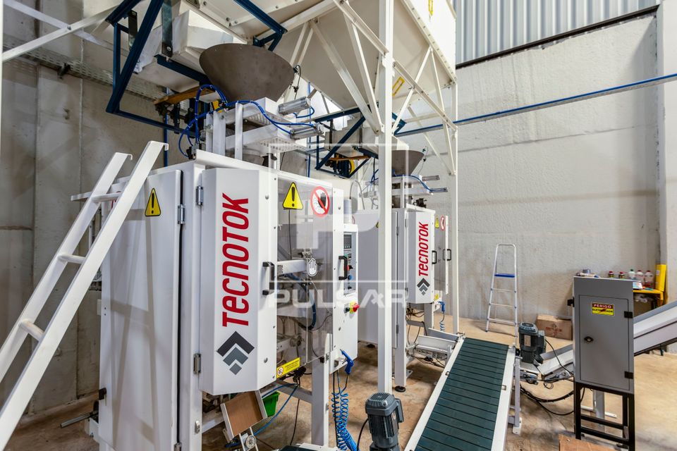 Equipamentos na unidade de beneficiamento de feijão no Complexo Agroindustrial de Grãos da Cooperativa COPAC