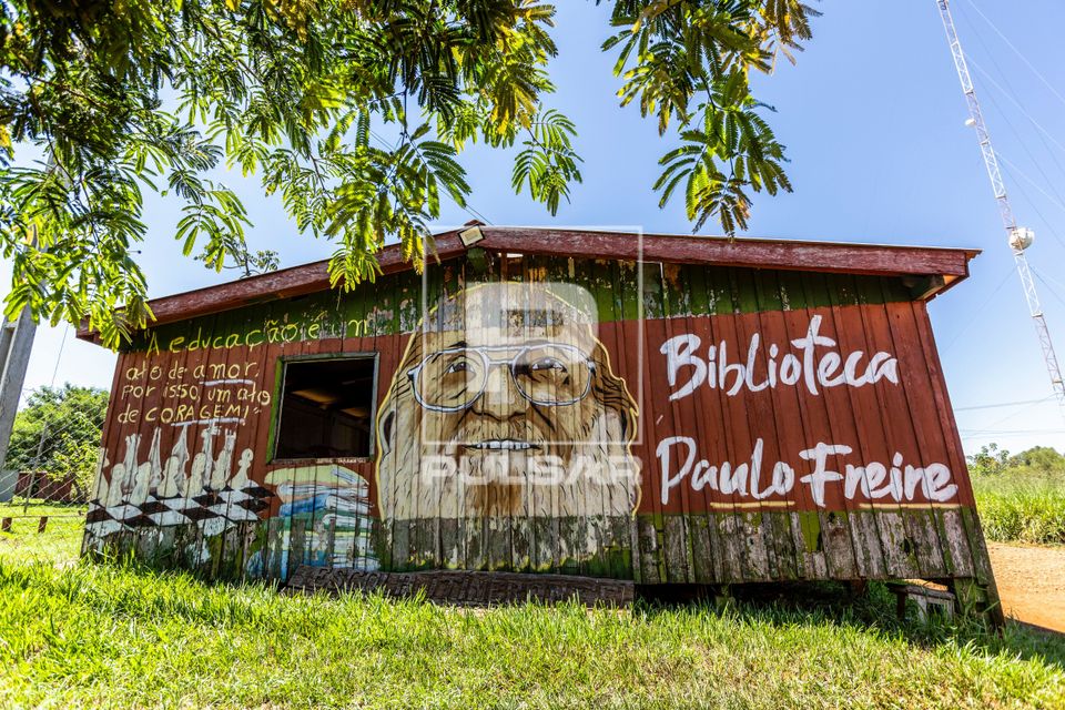 Grafite de Paulo Freire na fachada da sala de apoio do Colégio Estadual do Campo Maria Aparecida Rosignol Fra