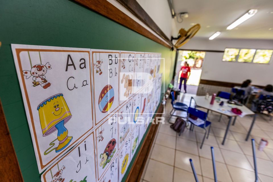 Alfabeto em lousa na sala de aula do Colégio Estadual do Campo Maria Aparecida Rosignol Franciosi no Assentam