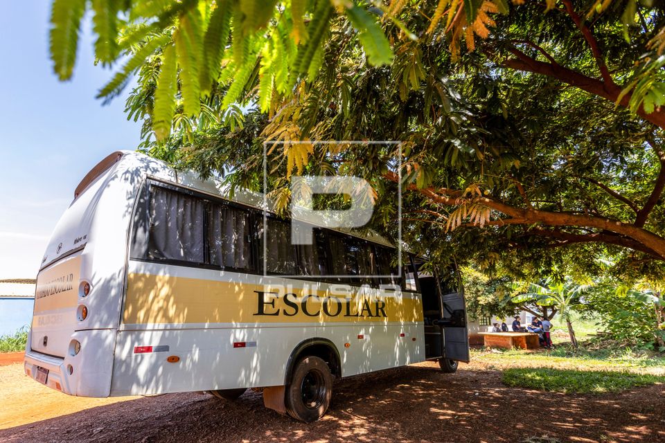 Ônibus escolar no Colégio Estadual do Campo Maria Aparecida Rosignol Franciosi no Assentamento Eli Vive - MS