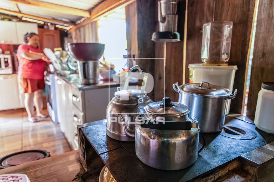 Panelas sobre fogão a lenha na cozinha de casa de agricultora no Assentamento Eli Vive - MST Movimento dos Tr