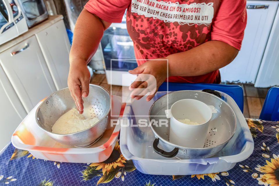 Agricultora preparando queijo artesanal em sua moradia no Assentamento Eli Vive - MST Movimento dos Trabalhado