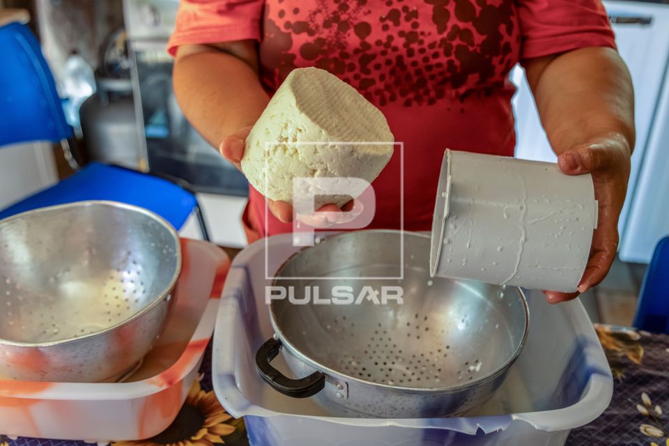 Agricultora preparando queijo artesanal em sua moradia no Assentamento Eli Vive - MST Movimento dos Trabalhado