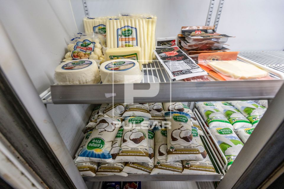 Queijos - iogurte e salame produtos artesanais da agricultura familiar à venda no Mercado da Reforma Agrária