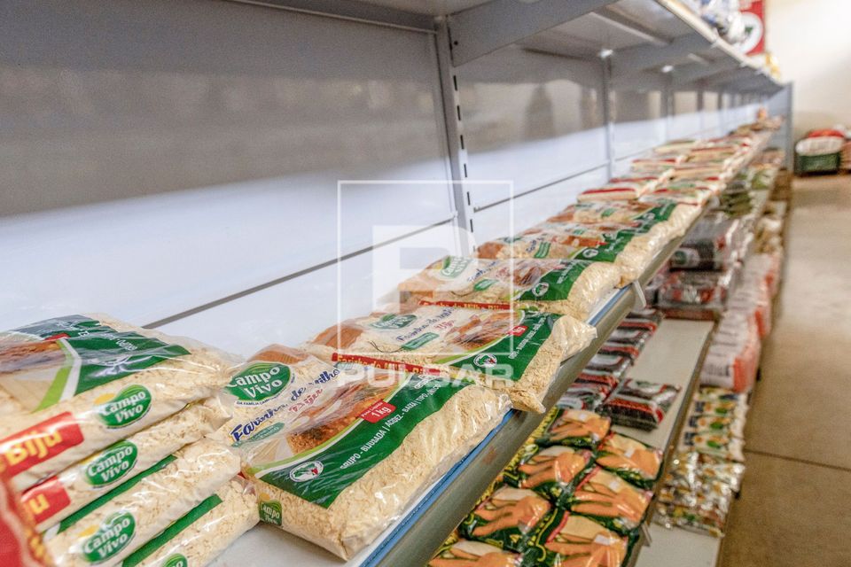 Farinha de milho cultivado pela agricultura familiar à venda no Mercado da Reforma Agrária Popular no Assent