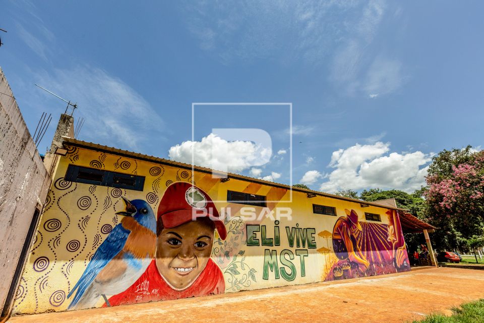 Grafite - obra de Igão na fachada de mercado à venda no Mercado da Reforma Agrária Popular no Assentamento 