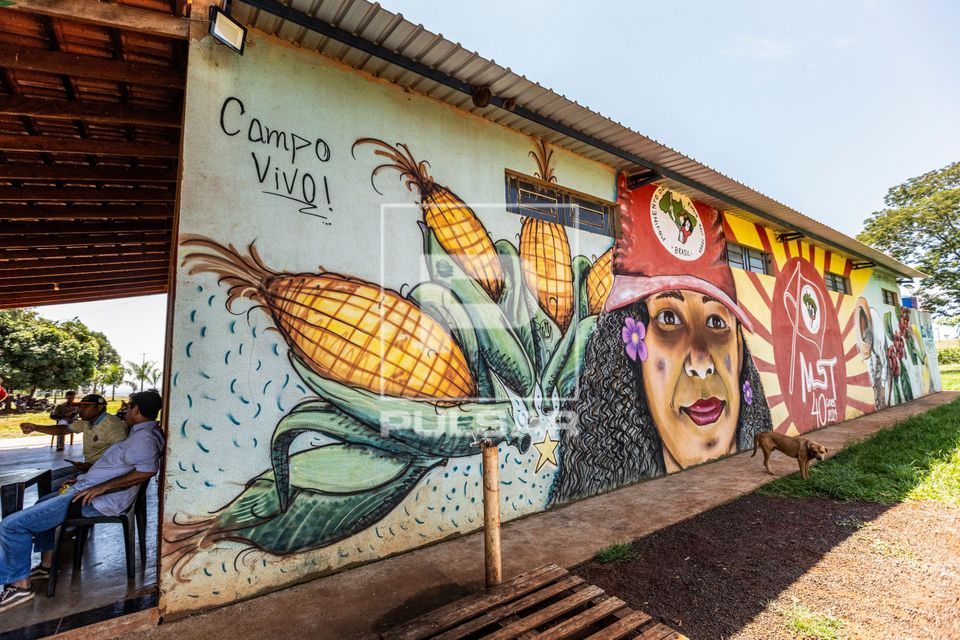 Grafite - obra do artista Igão na fachada de mercado à venda no Mercado da Reforma Agrária Popular no Assen