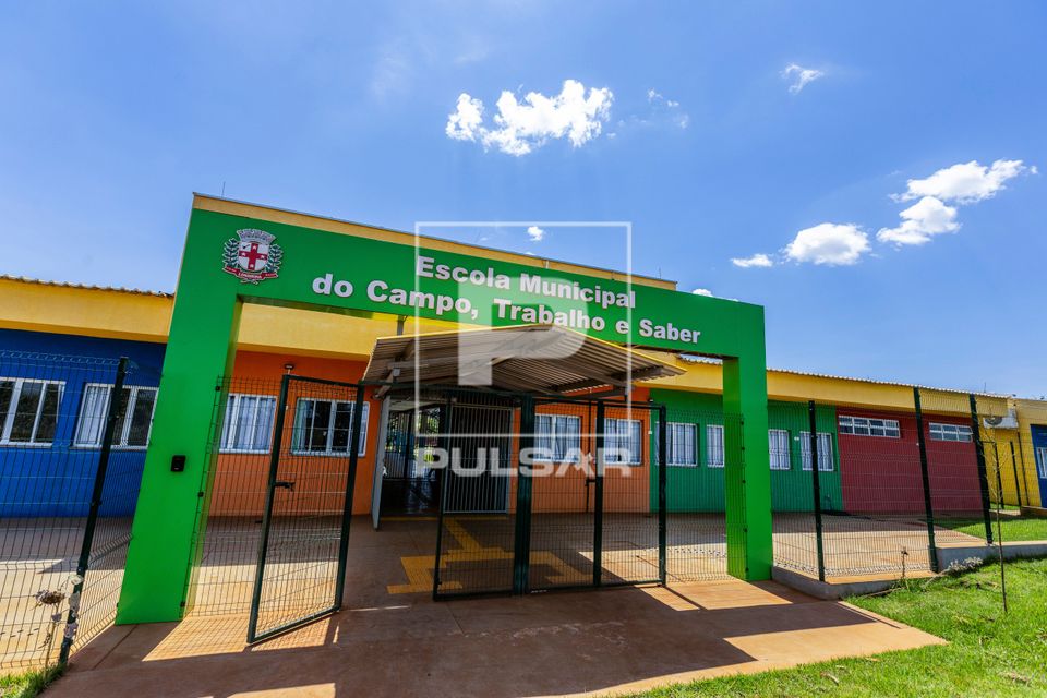 Fachada da Escola Municipal Campo, Trabalho e Saber no Assentamento Eli Vive - MST Movimento dos Trabalhadores