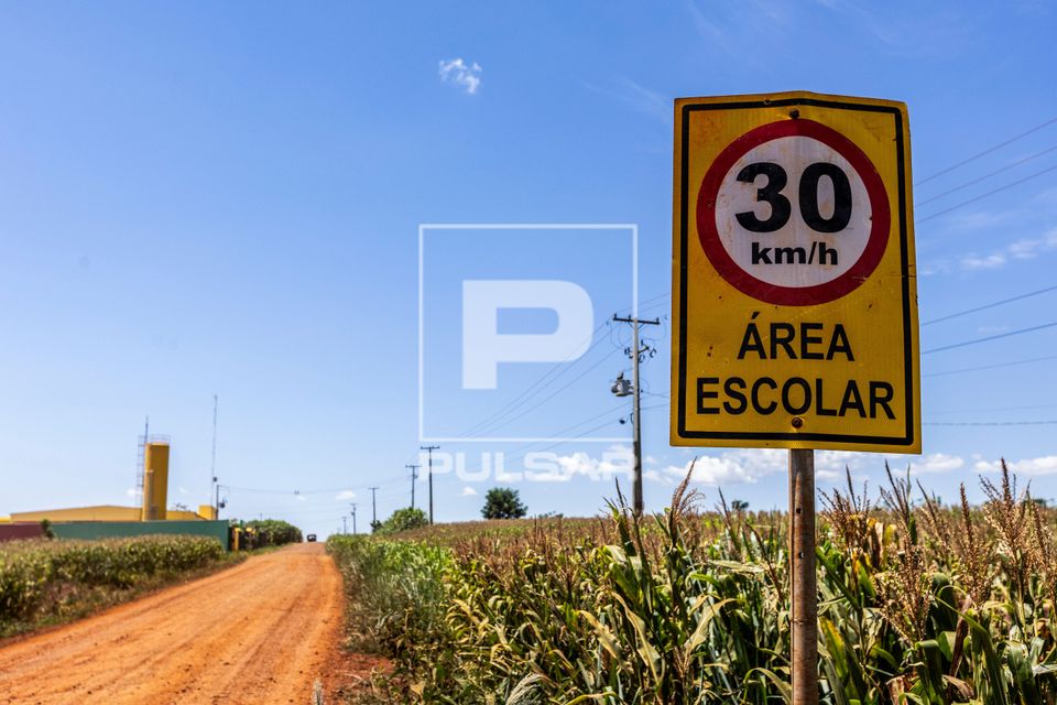 Placa de limite de velocidade de 30 km/h em área escolar no Assentamento Eli Vive - MST Movimento dos Trabalh