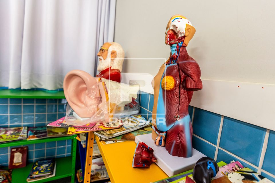 Boneco de anatomia realista na biblioteca da Escola Municipal Campo - Trabalho e Saber no Assentamento Eli Viv