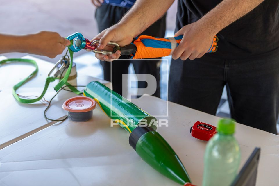 Preparação do paraquedas do foguete - produzido por equipe de foguetemodelismo da UTFPR - protótipo de fogu