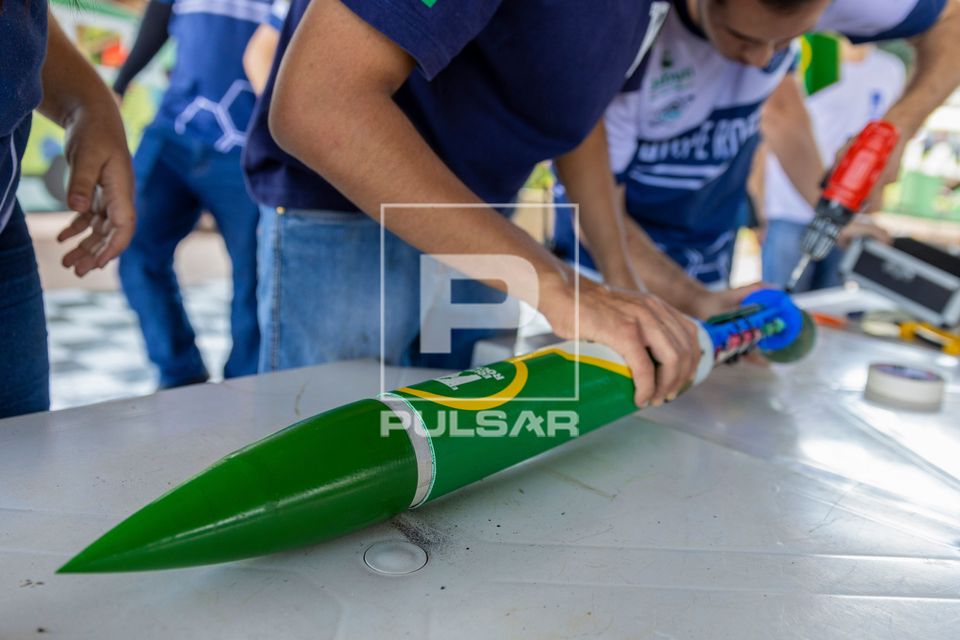 Montagem do foguete - equipe de foguetemodelismo da UTFPR preparando lançamento de protótipo de foguete cons