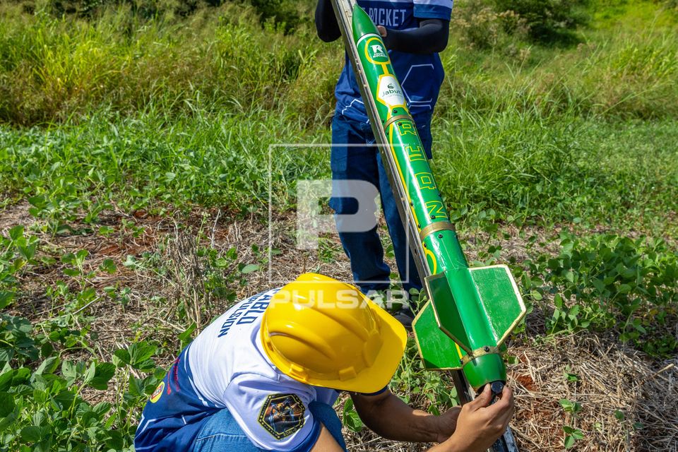 Foguete sendo preparado na base de lançamento por equipe de foguetemodelismo da UTFPR - protótipo de foguete