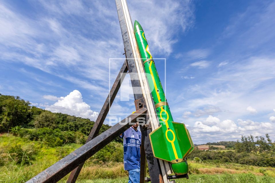 Foguete na base de lançamento produzido por equipe de foguetemodelismo da UTFPR - protótipo construído para