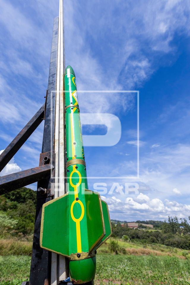 Foguete na base de lançamento produzido por equipe de foguetemodelismo da UTFPR - protótipo construído para