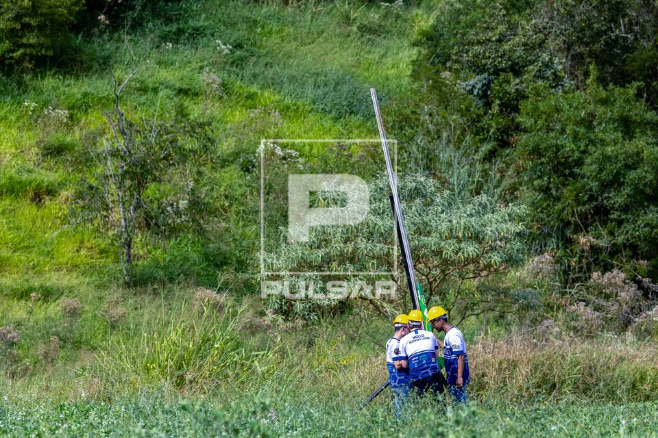 Foguete na base de lançamento por equipe de foguetemodelismo da UTFPR - protótipo construído para testar o 