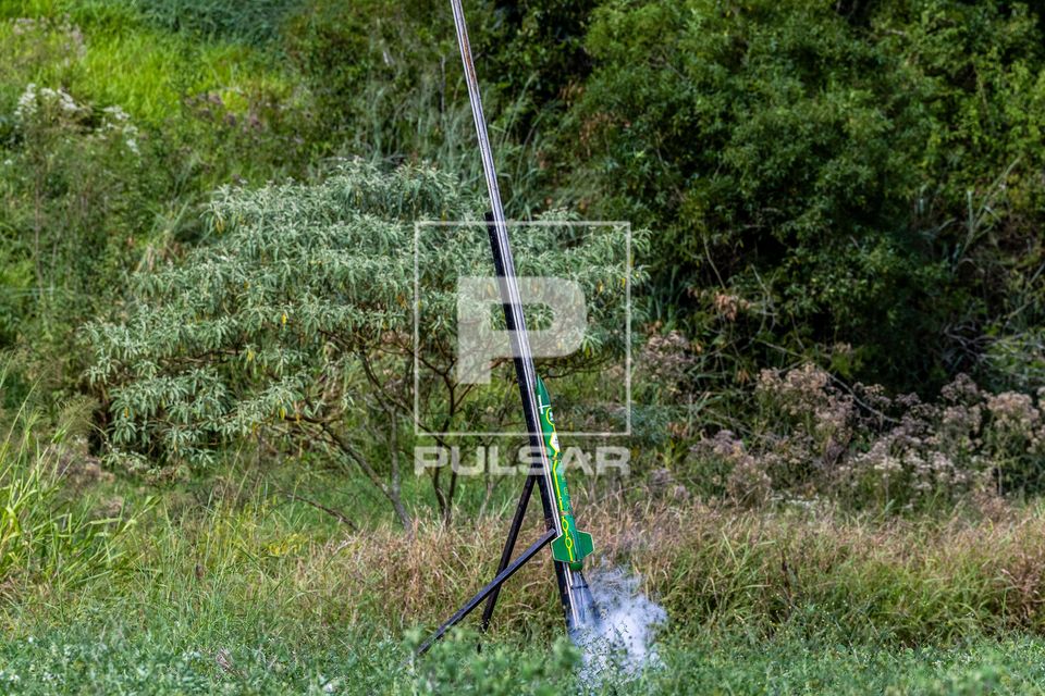 Foguete na base de lançamento por equipe de foguetemodelismo da UTFPR - protótipo de foguete construído par