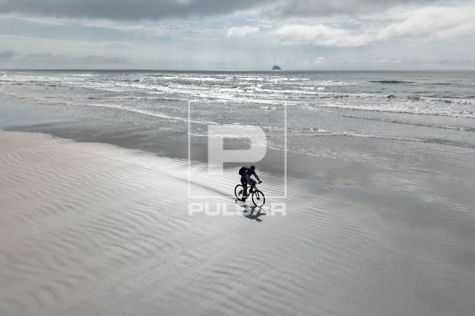 Vista de drone de cicloturismo na praia na Ilha do Superagui - Parque Nacional do Superagui