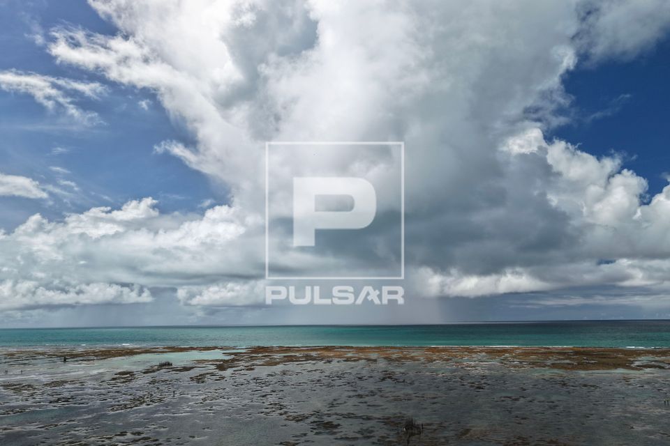 Chuva em alto mar e nuvem se aproximando na praia de Ponta Verde