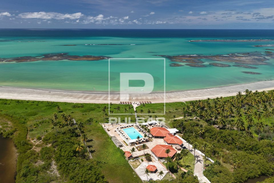 Vista de drone de beach club na Praia de Ipioca - arrecifes no fundo