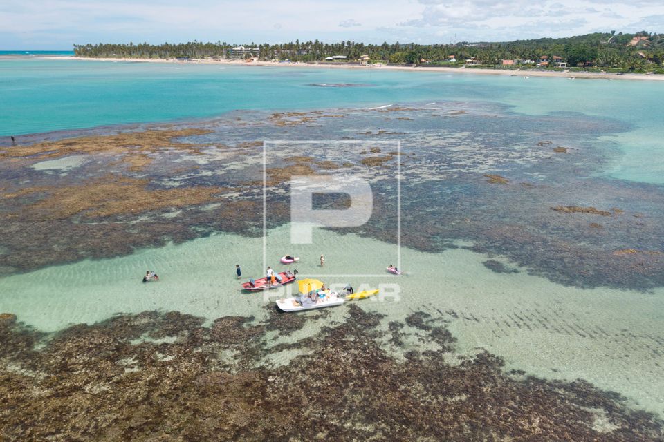 Vista de drone de arrecifes durante a maré baixa na Praia de Ipioca - APA Costa dos Corais