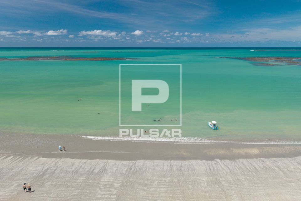 Vista de drone da Praia de Ipioca -  APA Costa dos Corais