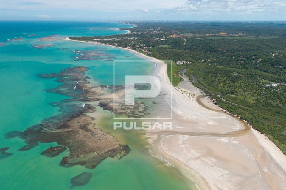 Vista de drone de arrecifes durante a maré baixa na Praia de Ipioca - APA Costa dos Corais