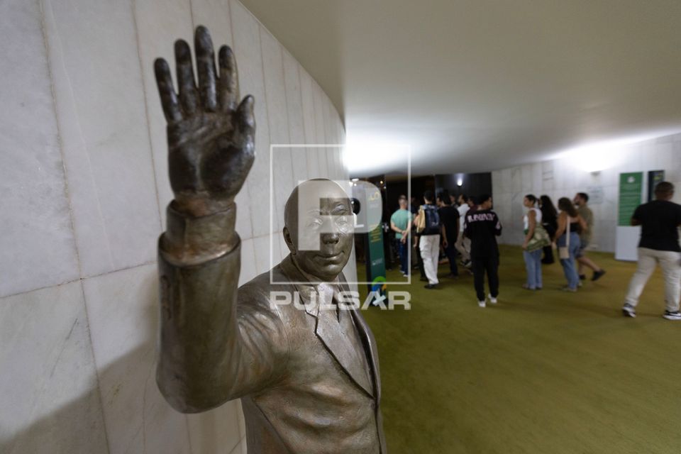 Estátua de Ulysses Guimarães - obra de Clauberto dos Santos situada no Salão Verde na entrada do plenário 