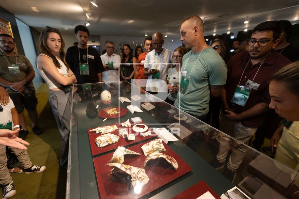 Objetos quebrados expostos no Palácio do Congresso Nacional que relembra os ataques do dia 8 de janeiro de 20