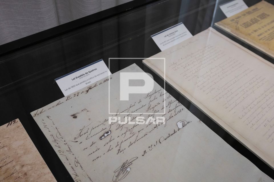 Réplica da Lei Eusébio de Queiroz de 1850 que proibiu o tráfico de escravos no Brasil exposta no Museu Itam