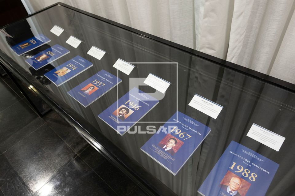 Exposição de todas as Constituições do Brasil desde 1824 até 1988 no Museu Itamar Franco