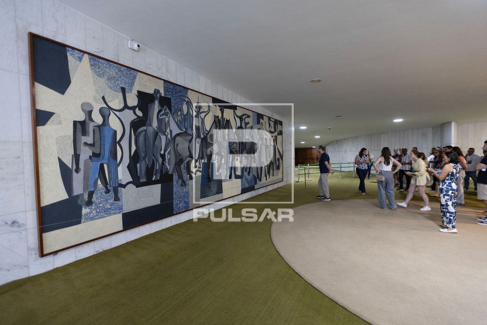  Turistas observam a obra Os Candangos de Di Cavalcanti exposta no Salão Verde do Palácio do Congresso Nacio