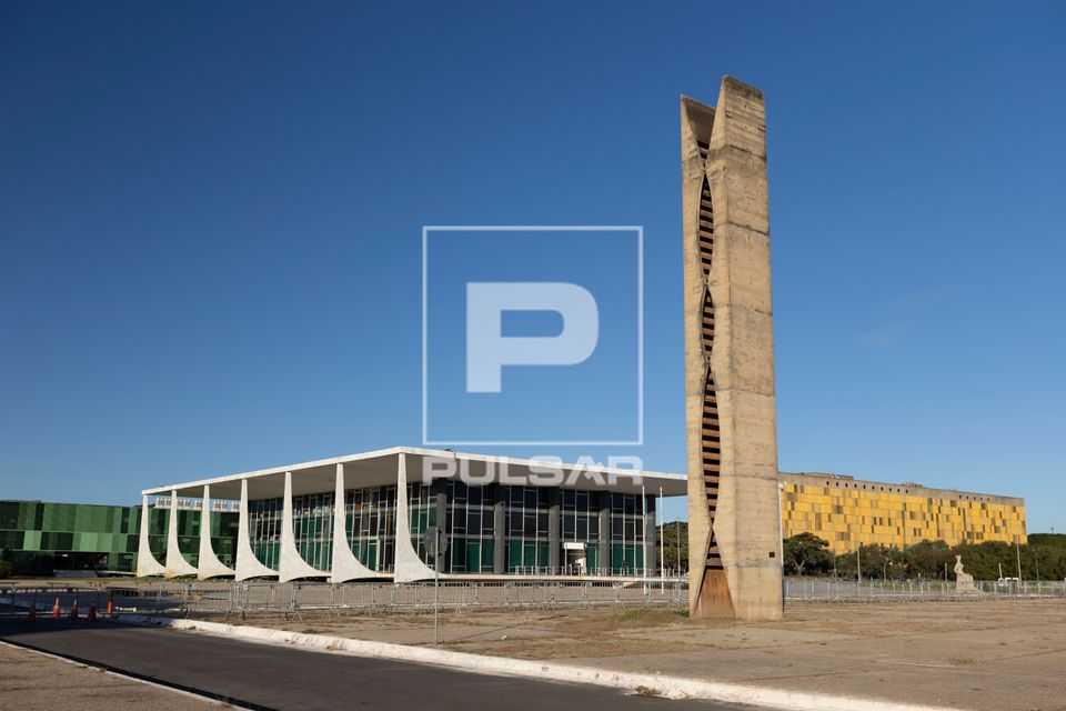 Supremo Tribunal Federal e Monumento Pombal na Praça dos Três Poderes - ambos projetos de Oscar Niemeyer - U