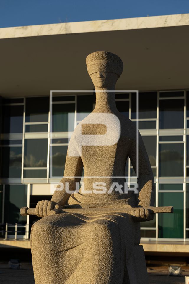 Escultura A Justiça - obra de Alfredo Ceschiatti - representa a figura de Têmis - a deusa grega da justiça 