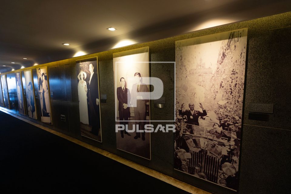 Fotografias em exposição no interior do Memorial Juscelino Kubitschek - projeto de Oscar Niemeyer 